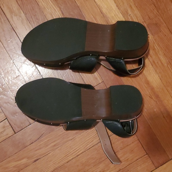 Vionic Faye T-Strap Black Leather Clog - Picture 4 of 5